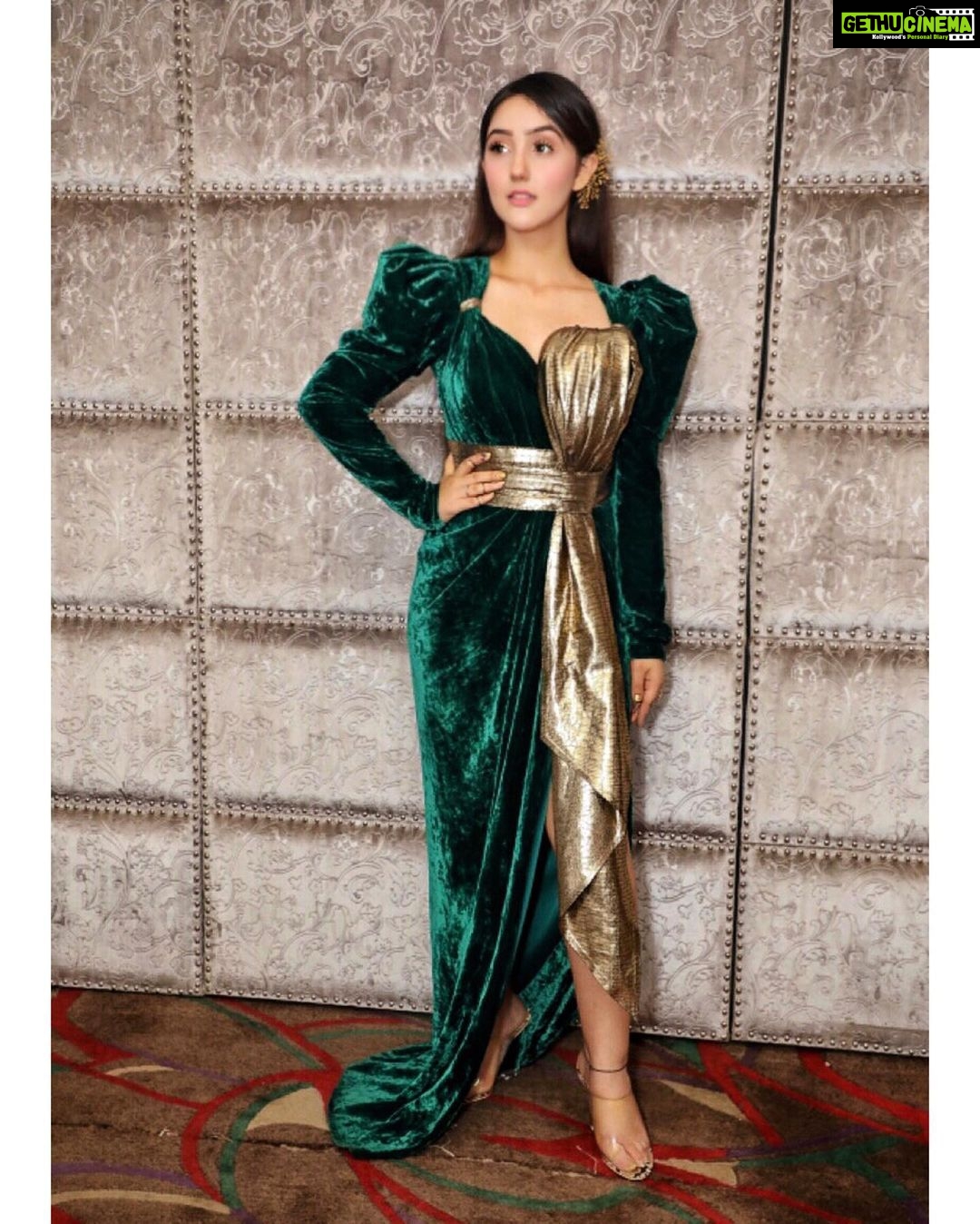 Ashnoor Kaur Instagram - Be yourself and don’t apologise✨ . . #AboutLastNight #AwardsNighr #ashnoorstylediaries #WhatIWore for the @internationaliconicaward ✨ Styled by :- @the_adhya_designer Assisted by :- @twinklebakhai Outfit by :- @mayacultureofficial Jewellery by - @houseofdoro 📸 by :- @smileplease_25