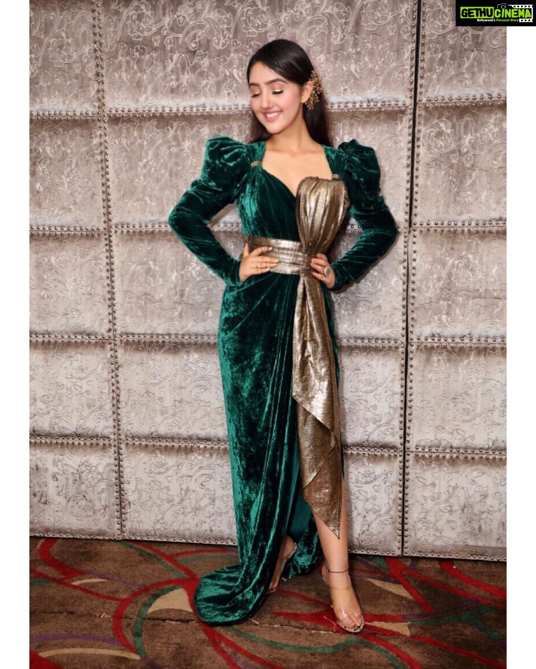 Ashnoor Kaur Instagram - Be yourself and don’t apologise✨ . . #AboutLastNight #AwardsNighr #ashnoorstylediaries #WhatIWore for the @internationaliconicaward ✨ Styled by :- @the_adhya_designer Assisted by :- @twinklebakhai Outfit by :- @mayacultureofficial Jewellery by - @houseofdoro 📸 by :- @smileplease_25