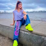 Ashnoor Kaur Instagram - Rainy days >>>💜 BomBae