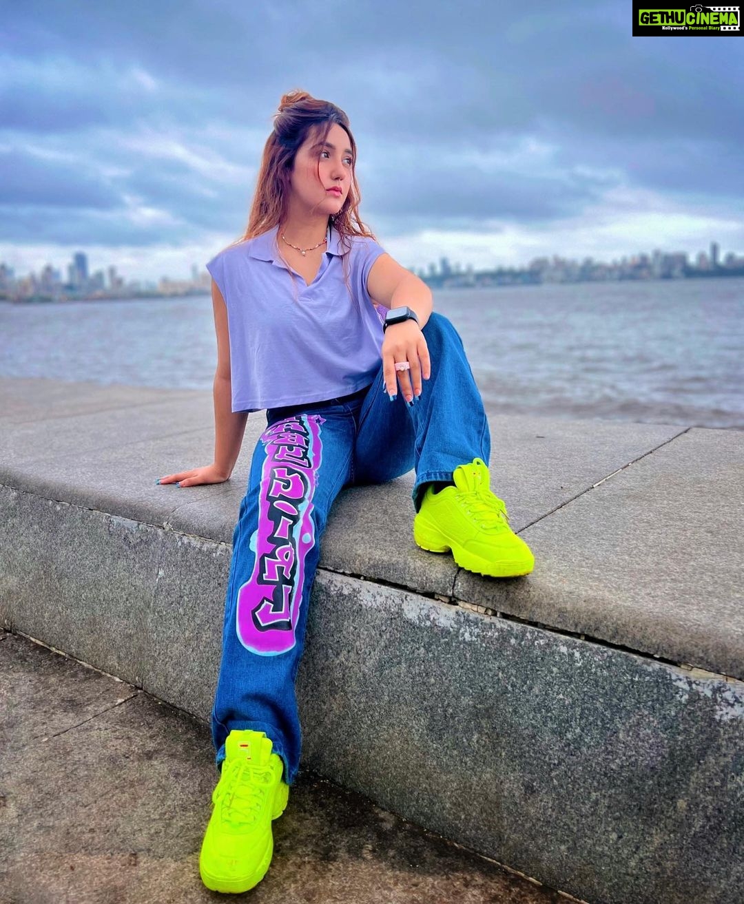 Ashnoor Kaur Instagram - Rainy days >>>💜 BomBae