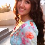 Ashnoor Kaur Instagram - Tujhe kitna chahein aur hum?☺️💗 . #goldenhour #letsmoj moj