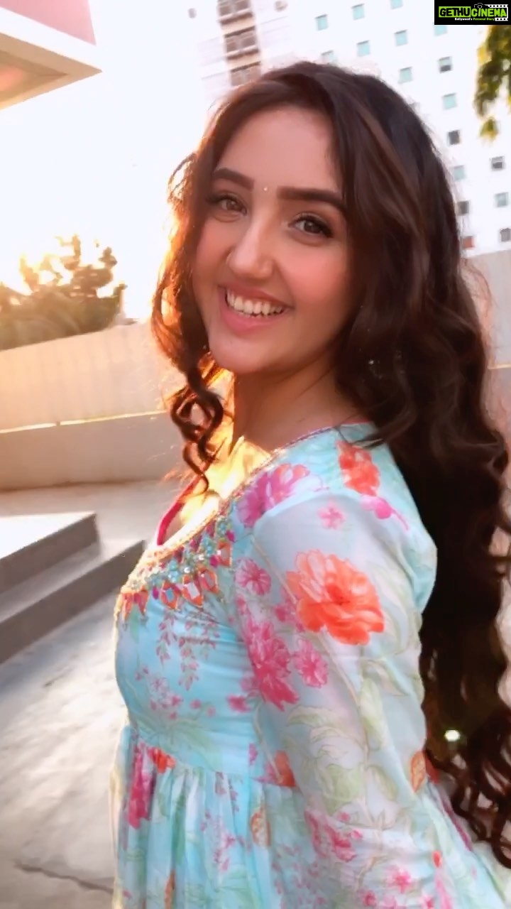 Ashnoor Kaur - 518.9K Likes - Tujhe kitna chahein aur hum?āŗļøš
.
#goldenhour #letsmoj moj