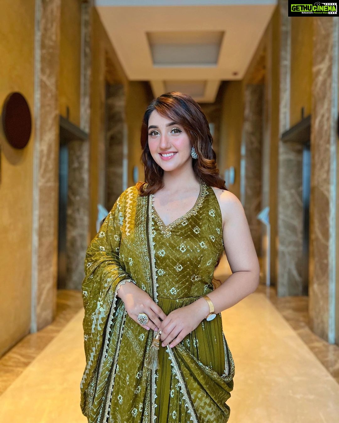 Ashnoor Kaur Instagram - Let the Indian-ness show🤍 . . . #WhatIWore #ashnoorstylediaries Styled by my lovely @nehaadhvikmahajan Wearing @neerusindia 📸 by mommaaaa @kauravneet79