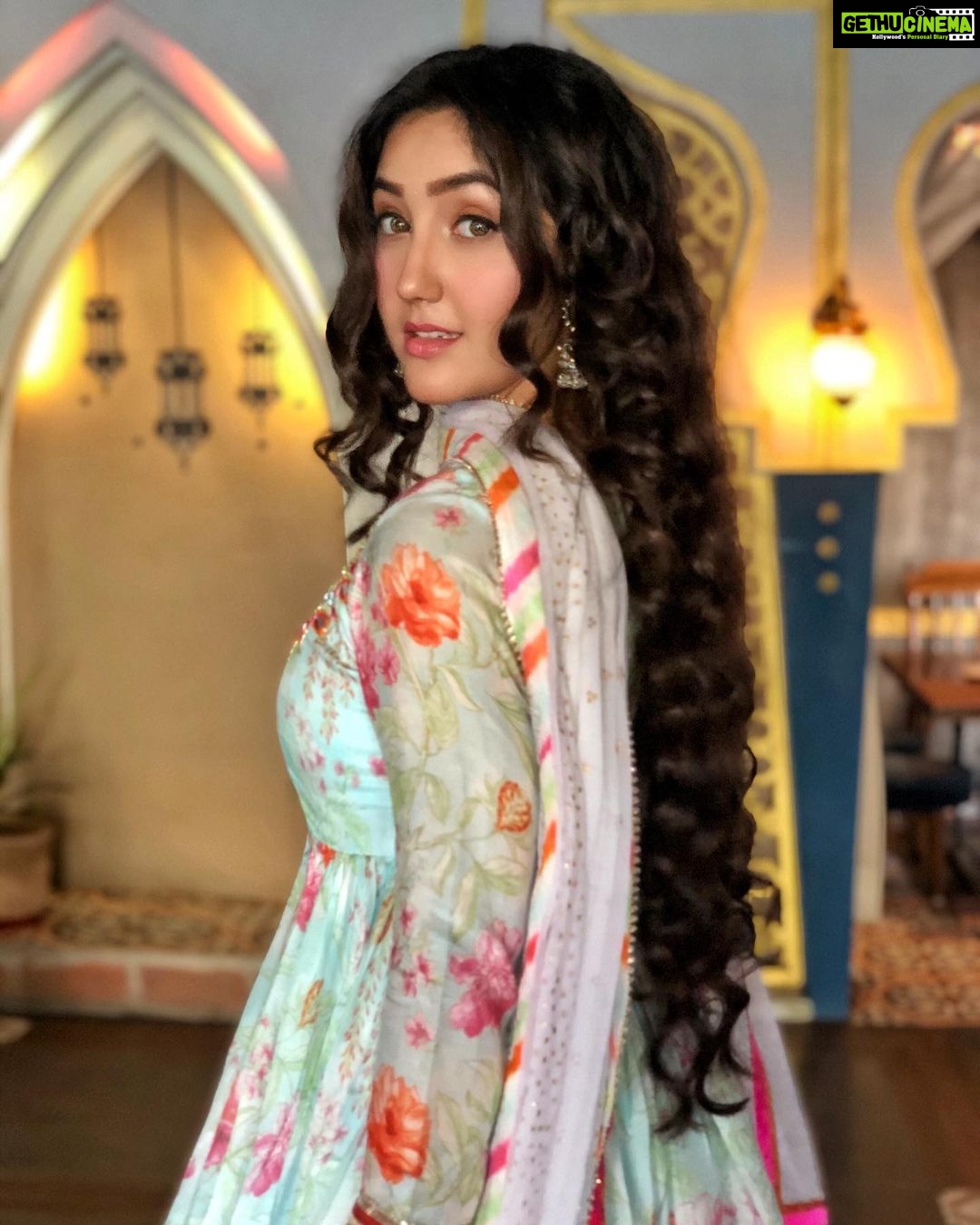 Ashnoor Kaur Instagram - Nazakat se baat karein, kahin aisa na ho ki humara joota, aapke sar pe aake thaaa baje🤪 . . #CrackHumor when it’s #LeastExpected 😂 #AshnoorWrites