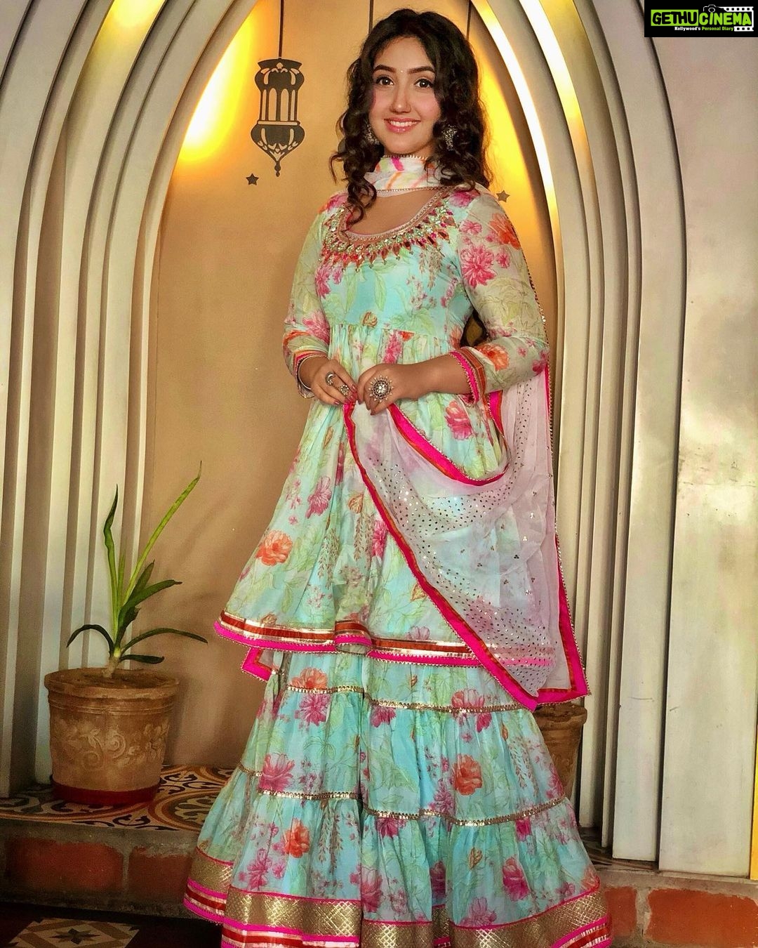 Ashnoor Kaur Instagram - Happy Diwali🪔❤️ . . #DiwaliOutfit #WhatIWore Outfit @gopivaiddesigns Jewellery @jhaanjhariya 📸 @kauravneet79