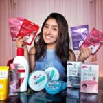Ashnoor Kaur Instagram – WHO’S READY FOR A GIVEAWAY WITH JUST 2 SIMPLE STEPS?! Here’s how:

Step 1: Follow @pondsindia and me 
Step 2: Once done, drop a “❤️” in the comment section! That’s it! 

I will be choosing 10 lucky winners who will be getting their hands on my favourite products! So GO GO GO, Participate in this giveaway & give your skin its much needed nourishment! Right from moisturisers to masks, Pond’s has it all! Get goingggg! #PondsIndia @pondsindia