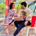 Ashnoor Kaur Instagram - A few #BehindTheScenes memories from our shoot in Dubai😊❤️ (Swipe till the end, or else you’ll regret missing the last picture😛) . It was lovely working with you @randeepraii and we had great funnnn @ramjigulatiofficial @kauravneet79 🥳 #bts #behindthescenes #memories #manasakdahai