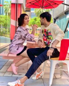 Ashnoor Kaur Instagram - A few #BehindTheScenes memories from our shoot in Dubai😊❤️ (Swipe till the end, or else you’ll regret missing the last picture😛) 
.
It was lovely working with you @randeepraii and we had great funnnn @ramjigulatiofficial @kauravneet79 🥳  #bts #behindthescenes #memories #manasakdahai