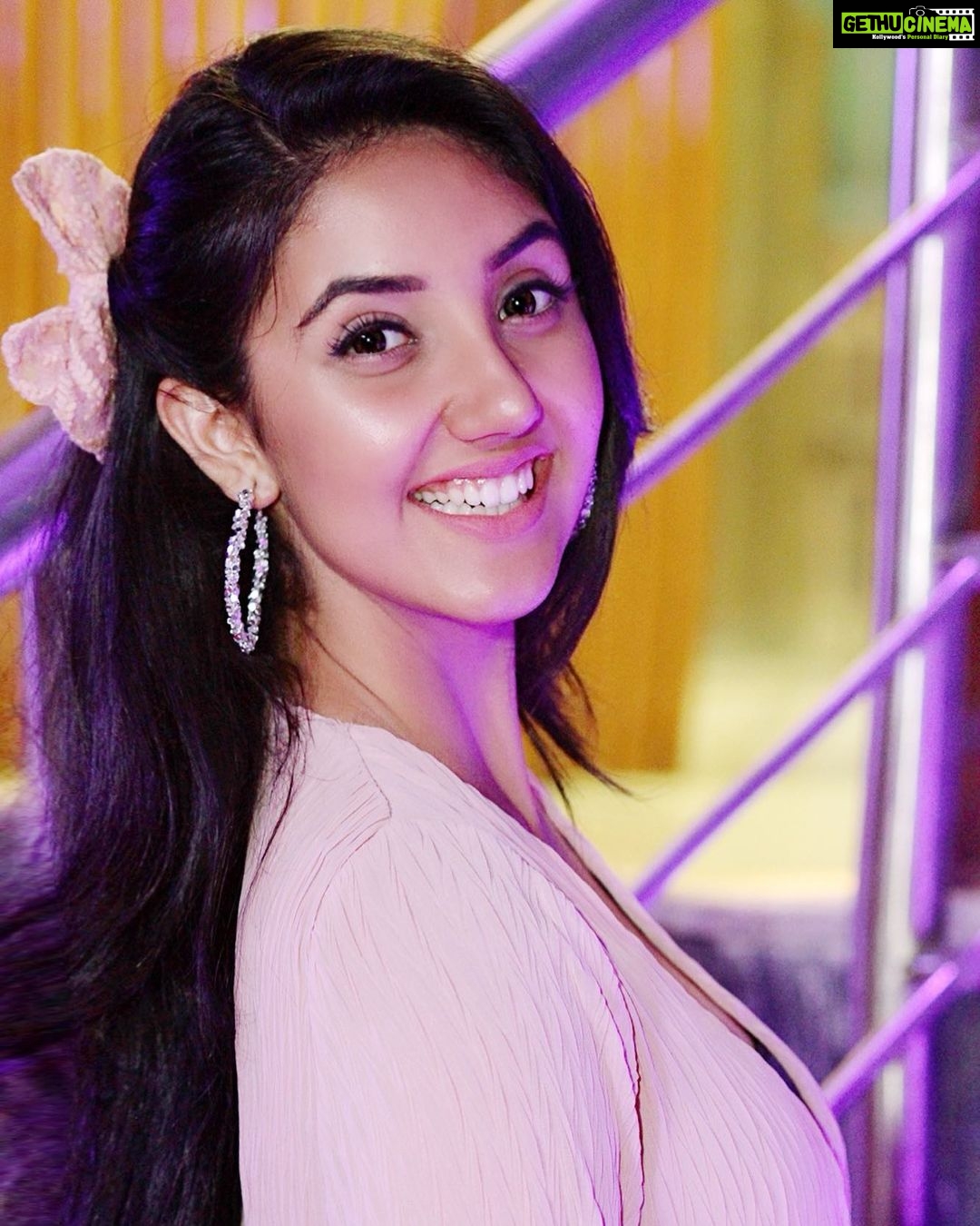 Ashnoor Kaur Instagram - Vibe courageous, but always let your smile be contagiousđź’— . . #AshnoorWrites