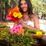 Ashnoor Kaur Instagram - Therefore, on every morrow, are we wreathing... A flowery band to bind us to the earth, Spite of despondence, of the inhuman dearth💗🌼 -John Keats surrounded by bliss