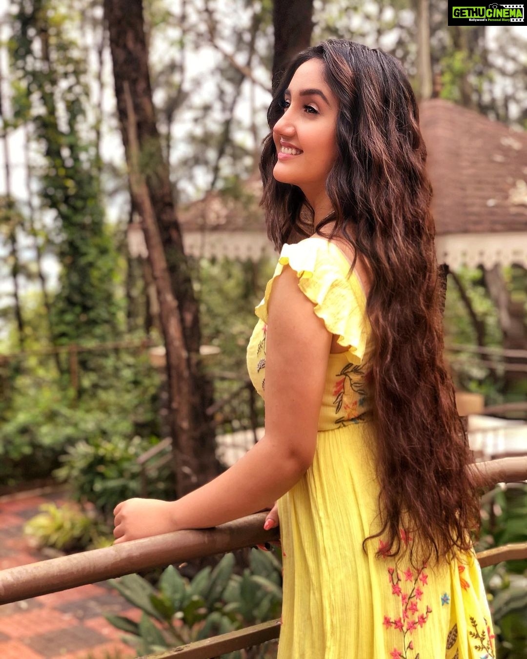 Ashnoor Kaur Instagram - It’s all about finding the calm in the chaos💛 . . #bts of #khidki Wearing @fashionstruc 📸 @kauravneet79