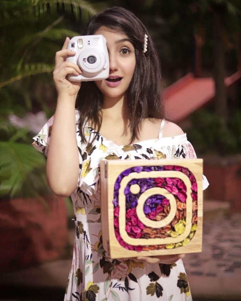 Ashnoor Kaur Instagram - Pictures pictures pictures!!!😉 And insta insta insta- A platform I get to interact with you all❤️ And now is a moment to celebrate because #IGturns10 congratulations and thank you @instagram for sending across this cute box❤️