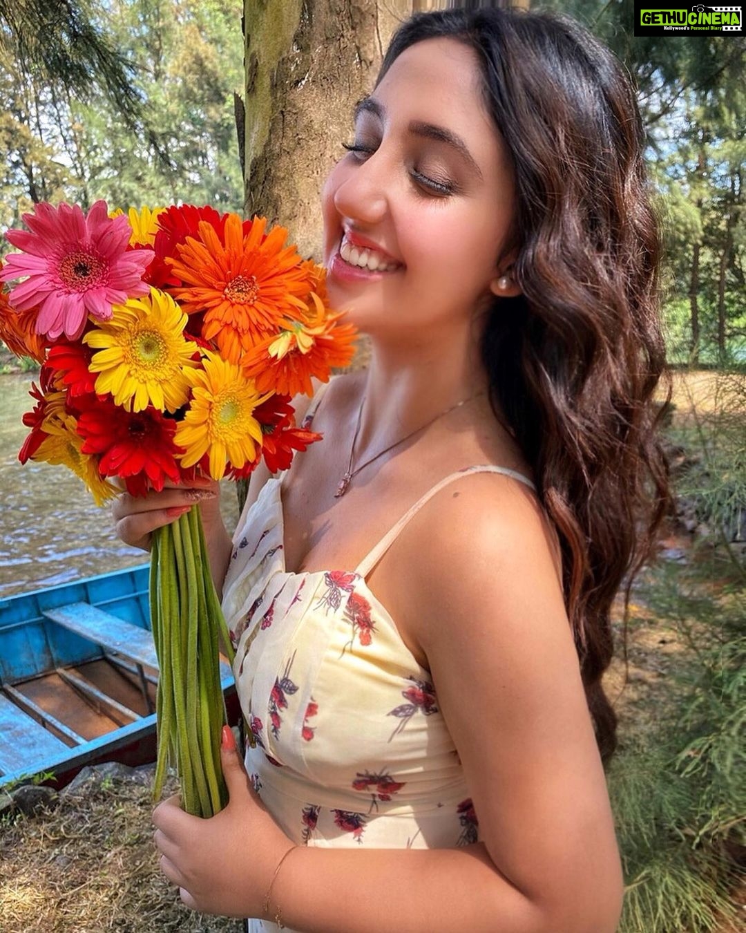 Ashnoor Kaur Instagram - Happy Sunday ya’ll🧡