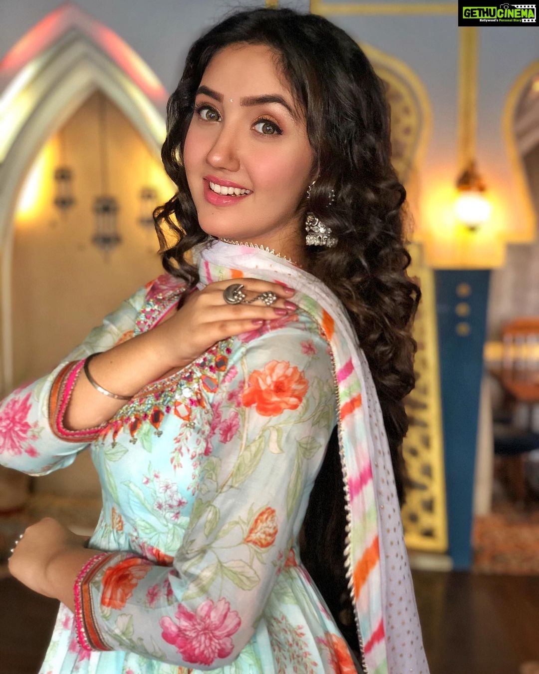 Ashnoor Kaur Instagram - Nazakat se baat karein, kahin aisa na ho ki humara joota, aapke sar pe aake thaaa baje🤪 . . #CrackHumor when it’s #LeastExpected 😂 #AshnoorWrites