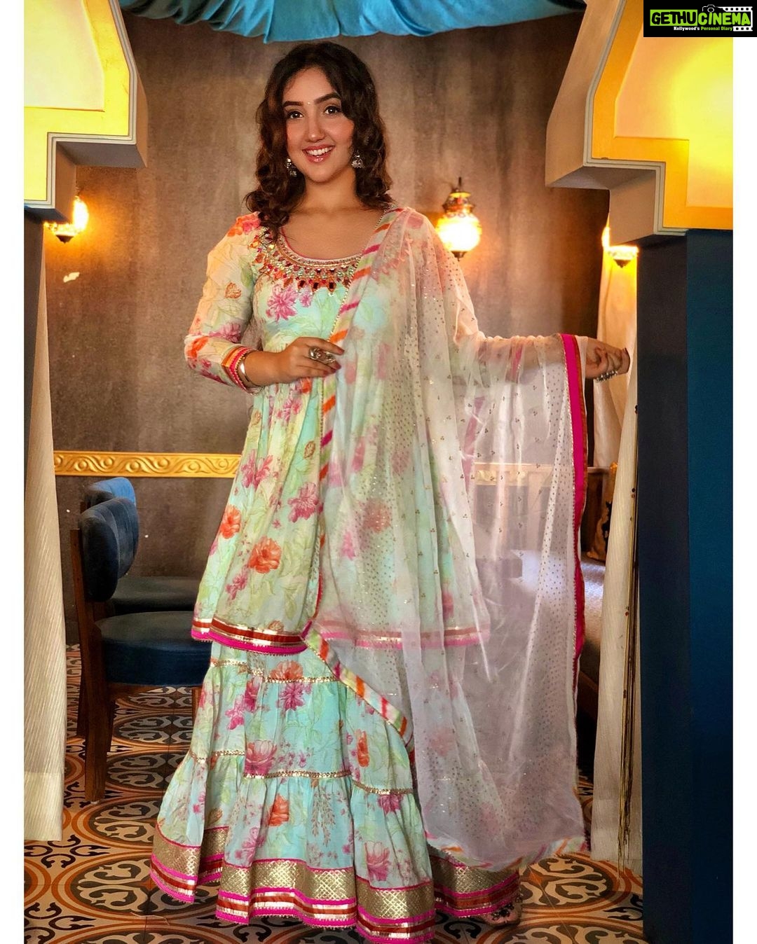 Ashnoor Kaur Instagram - Happy Diwali🪔❤️ . . #DiwaliOutfit #WhatIWore Outfit @gopivaiddesigns Jewellery @jhaanjhariya 📸 @kauravneet79