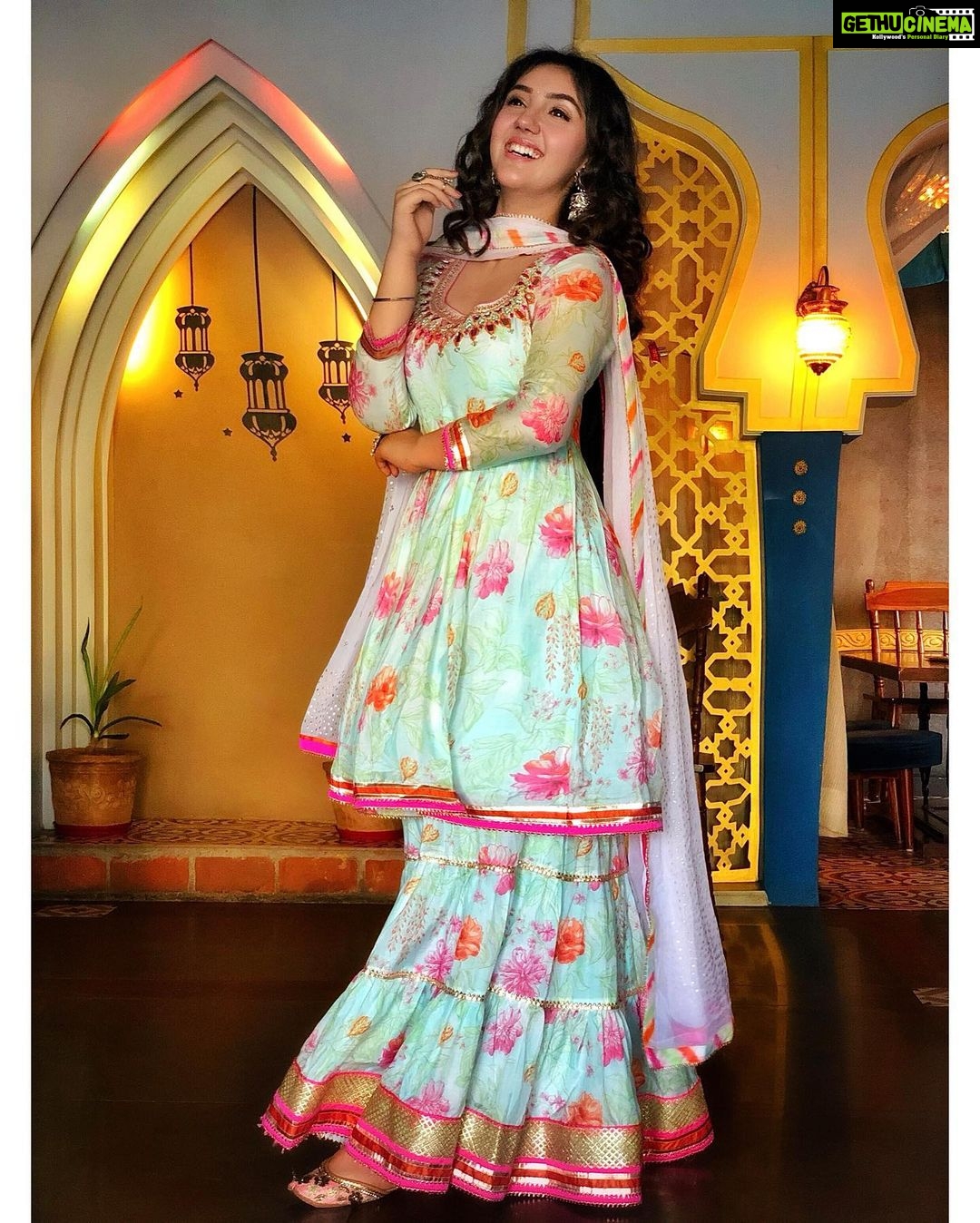 Ashnoor Kaur Instagram - Happy Diwali🪔❤️ . . #DiwaliOutfit #WhatIWore Outfit @gopivaiddesigns Jewellery @jhaanjhariya 📸 @kauravneet79