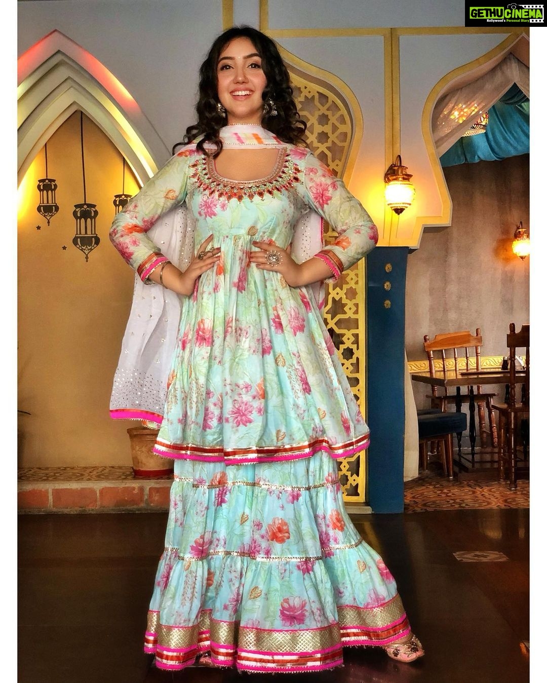 Ashnoor Kaur Instagram - Happy Diwali🪔❤️ . . #DiwaliOutfit #WhatIWore Outfit @gopivaiddesigns Jewellery @jhaanjhariya 📸 @kauravneet79
