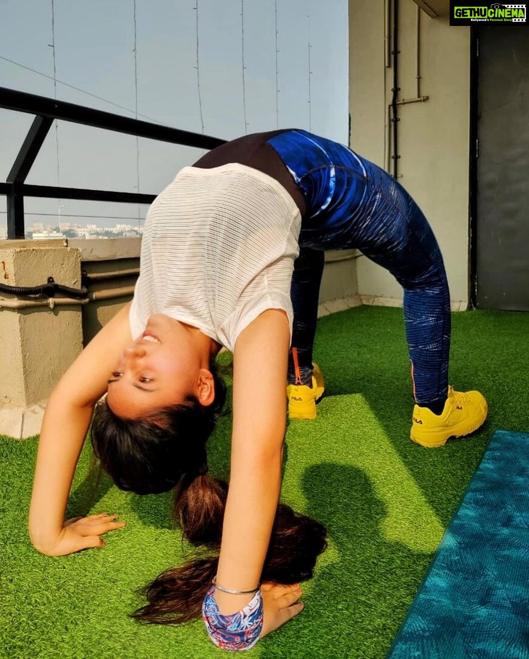 Ashnoor Kaur Instagram - This corona has turned my world upside-down, literally!😂👅 #LearningNewThings . Swipe to the last to see the video of how I got in this headstand🤪 #fitness #thursdaymotivation #weekendiscoming #backtogrind