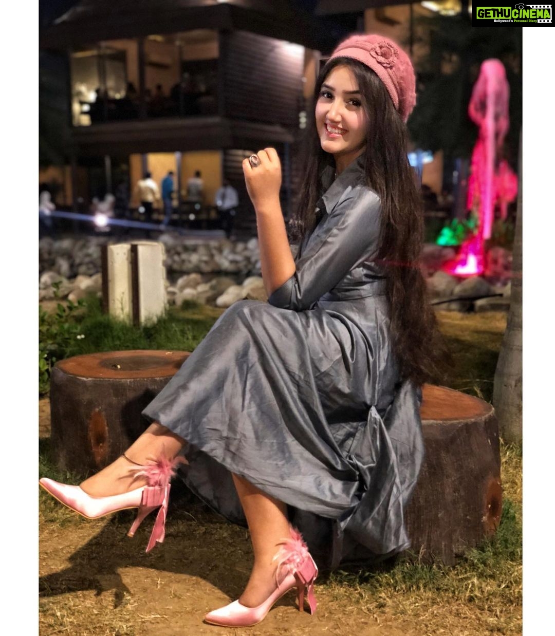 Ashnoor Kaur Instagram - It’s not about what we have in life, but who we have in life... #Family ❤️ . . #AboutLastNight #WhatIWore #MeAndMom Outfits @the_homeaffair_jaipur Heels @ontoeontoe @kauravneet79 @gurmeetsingh0911