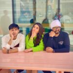 Ashnoor Kaur Instagram - A few #BehindTheScenes memories from our shoot in Dubai😊❤️ (Swipe till the end, or else you’ll regret missing the last picture😛) . It was lovely working with you @randeepraii and we had great funnnn @ramjigulatiofficial @kauravneet79 🥳 #bts #behindthescenes #memories #manasakdahai