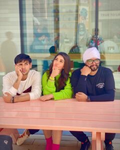 Ashnoor Kaur Instagram - A few #BehindTheScenes memories from our shoot in Dubai😊❤️ (Swipe till the end, or else you’ll regret missing the last picture😛) 
.
It was lovely working with you @randeepraii and we had great funnnn @ramjigulatiofficial @kauravneet79 🥳  #bts #behindthescenes #memories #manasakdahai