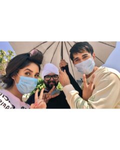 Ashnoor Kaur Instagram - A few #BehindTheScenes memories from our shoot in Dubai😊❤️ (Swipe till the end, or else you’ll regret missing the last picture😛) 
.
It was lovely working with you @randeepraii and we had great funnnn @ramjigulatiofficial @kauravneet79 🥳  #bts #behindthescenes #memories #manasakdahai