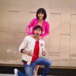 Ashnoor Kaur Instagram - A few #BehindTheScenes memories from our shoot in Dubai😊❤️ (Swipe till the end, or else you’ll regret missing the last picture😛) . It was lovely working with you @randeepraii and we had great funnnn @ramjigulatiofficial @kauravneet79 🥳 #bts #behindthescenes #memories #manasakdahai