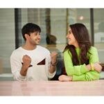 Ashnoor Kaur Instagram - A few #BehindTheScenes memories from our shoot in Dubai😊❤️ (Swipe till the end, or else you’ll regret missing the last picture😛) . It was lovely working with you @randeepraii and we had great funnnn @ramjigulatiofficial @kauravneet79 🥳 #bts #behindthescenes #memories #manasakdahai
