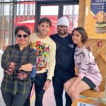 Ashnoor Kaur Instagram - A few #BehindTheScenes memories from our shoot in Dubai😊❤️ (Swipe till the end, or else you’ll regret missing the last picture😛) . It was lovely working with you @randeepraii and we had great funnnn @ramjigulatiofficial @kauravneet79 🥳 #bts #behindthescenes #memories #manasakdahai