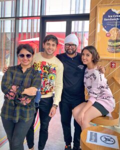 Ashnoor Kaur Instagram - A few #BehindTheScenes memories from our shoot in Dubai😊❤️ (Swipe till the end, or else you’ll regret missing the last picture😛) 
.
It was lovely working with you @randeepraii and we had great funnnn @ramjigulatiofficial @kauravneet79 🥳  #bts #behindthescenes #memories #manasakdahai