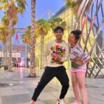 Ashnoor Kaur Instagram - A few #BehindTheScenes memories from our shoot in Dubai😊❤️ (Swipe till the end, or else you’ll regret missing the last picture😛) . It was lovely working with you @randeepraii and we had great funnnn @ramjigulatiofficial @kauravneet79 🥳 #bts #behindthescenes #memories #manasakdahai