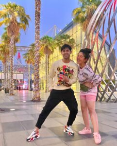Ashnoor Kaur Instagram - A few #BehindTheScenes memories from our shoot in Dubai😊❤️ (Swipe till the end, or else you’ll regret missing the last picture😛) 
.
It was lovely working with you @randeepraii and we had great funnnn @ramjigulatiofficial @kauravneet79 🥳  #bts #behindthescenes #memories #manasakdahai