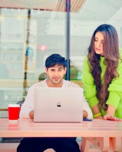 Ashnoor Kaur Instagram - A few #BehindTheScenes memories from our shoot in Dubai😊❤️ (Swipe till the end, or else you’ll regret missing the last picture😛) 
.
It was lovely working with you @randeepraii and we had great funnnn @ramjigulatiofficial @kauravneet79 🥳  #bts #behindthescenes #memories #manasakdahai