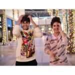 Ashnoor Kaur Instagram - A few #BehindTheScenes memories from our shoot in Dubai😊❤️ (Swipe till the end, or else you’ll regret missing the last picture😛) . It was lovely working with you @randeepraii and we had great funnnn @ramjigulatiofficial @kauravneet79 🥳 #bts #behindthescenes #memories #manasakdahai