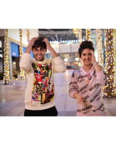 Ashnoor Kaur Instagram - A few #BehindTheScenes memories from our shoot in Dubai😊❤️ (Swipe till the end, or else you’ll regret missing the last picture😛) 
.
It was lovely working with you @randeepraii and we had great funnnn @ramjigulatiofficial @kauravneet79 🥳  #bts #behindthescenes #memories #manasakdahai