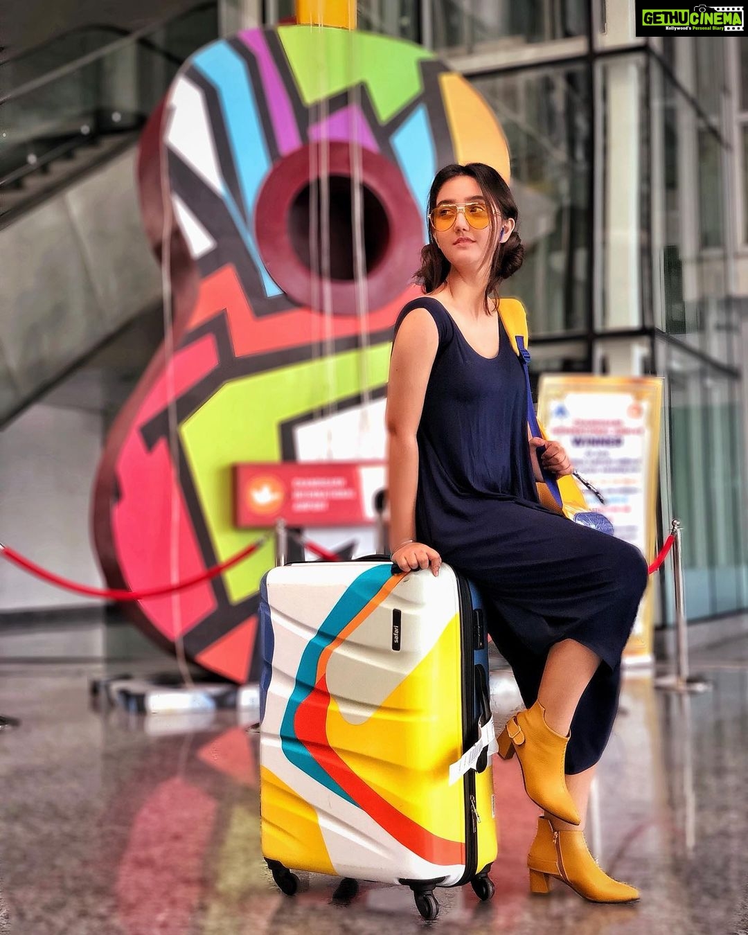Ashnoor Kaur Instagram - Be you, do you, for you✨ . . #AirportLook #WhatIWore Bags @safaribags Outfit @fashionstruc Footwear @1clickgrab_ Glares @be_trendy01 📸 @kauravneet79 Chandigarh Airport