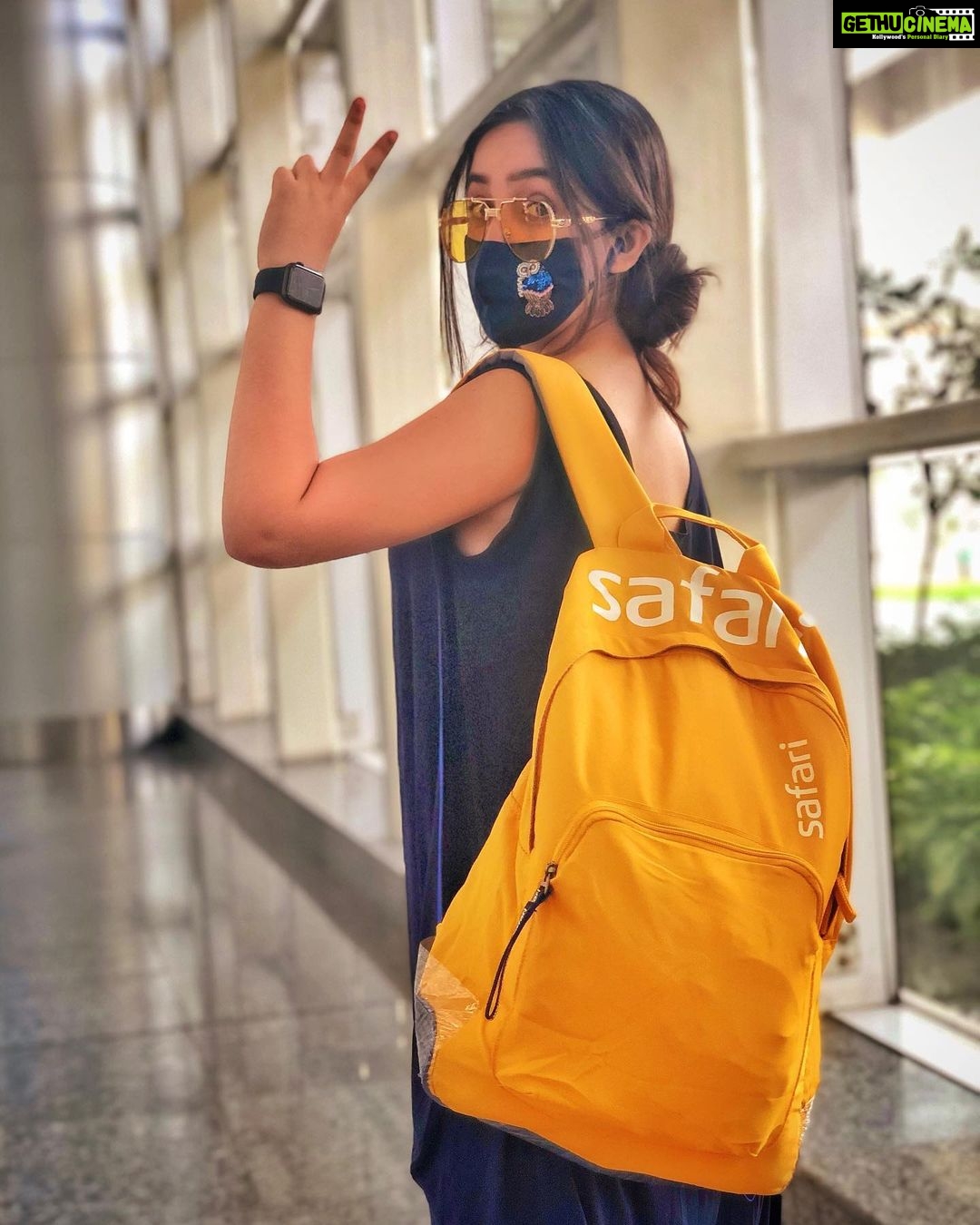 Ashnoor Kaur Instagram - Be you, do you, for you✨ . . #AirportLook #WhatIWore Bags @safaribags Outfit @fashionstruc Footwear @1clickgrab_ Glares @be_trendy01 📸 @kauravneet79 Chandigarh Airport