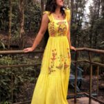 Ashnoor Kaur Instagram - It’s all about finding the calm in the chaos💛 . . #bts of #khidki Wearing @fashionstruc 📸 @kauravneet79
