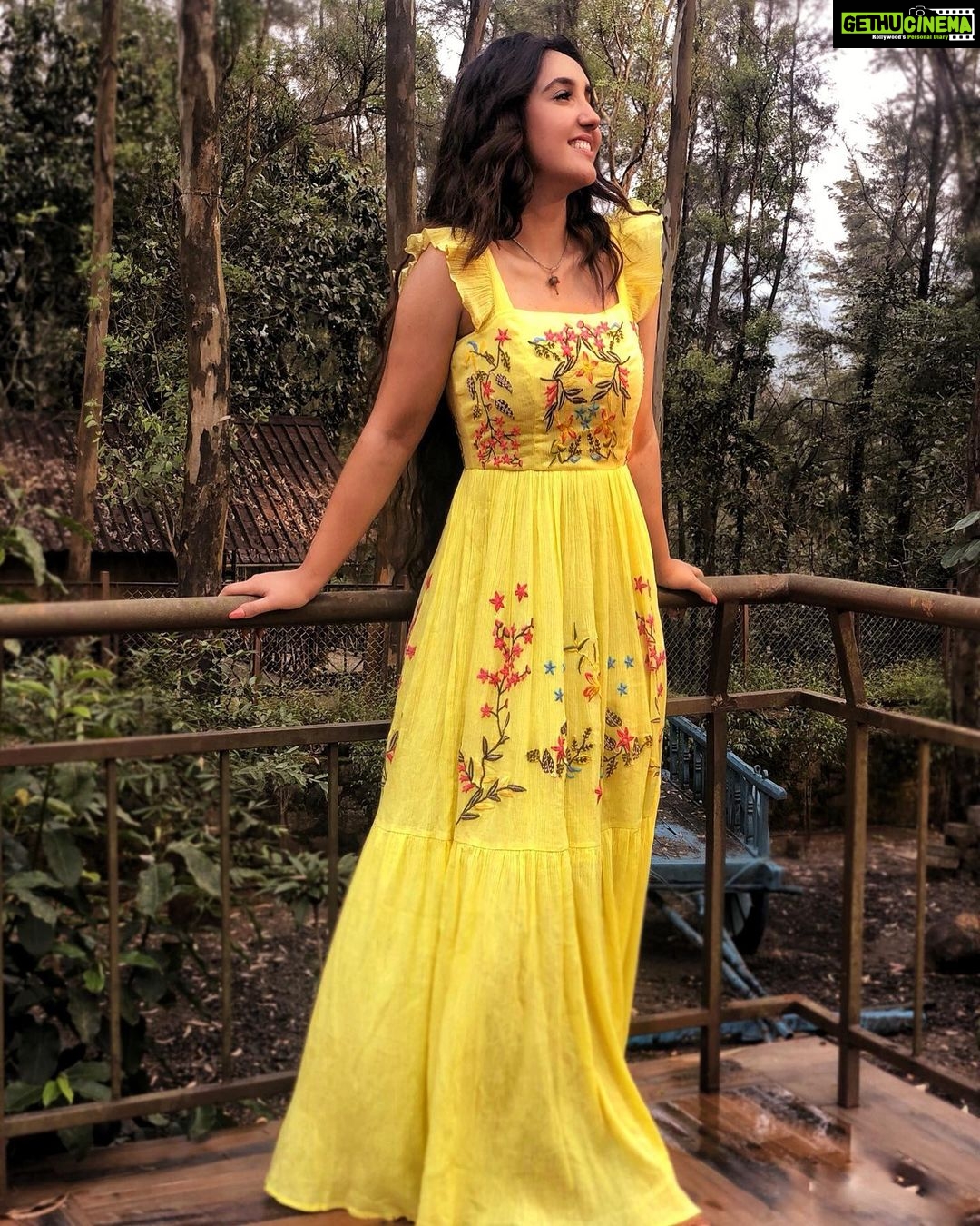 Ashnoor Kaur Instagram - It’s all about finding the calm in the chaos💛 . . #bts of #khidki Wearing @fashionstruc 📸 @kauravneet79