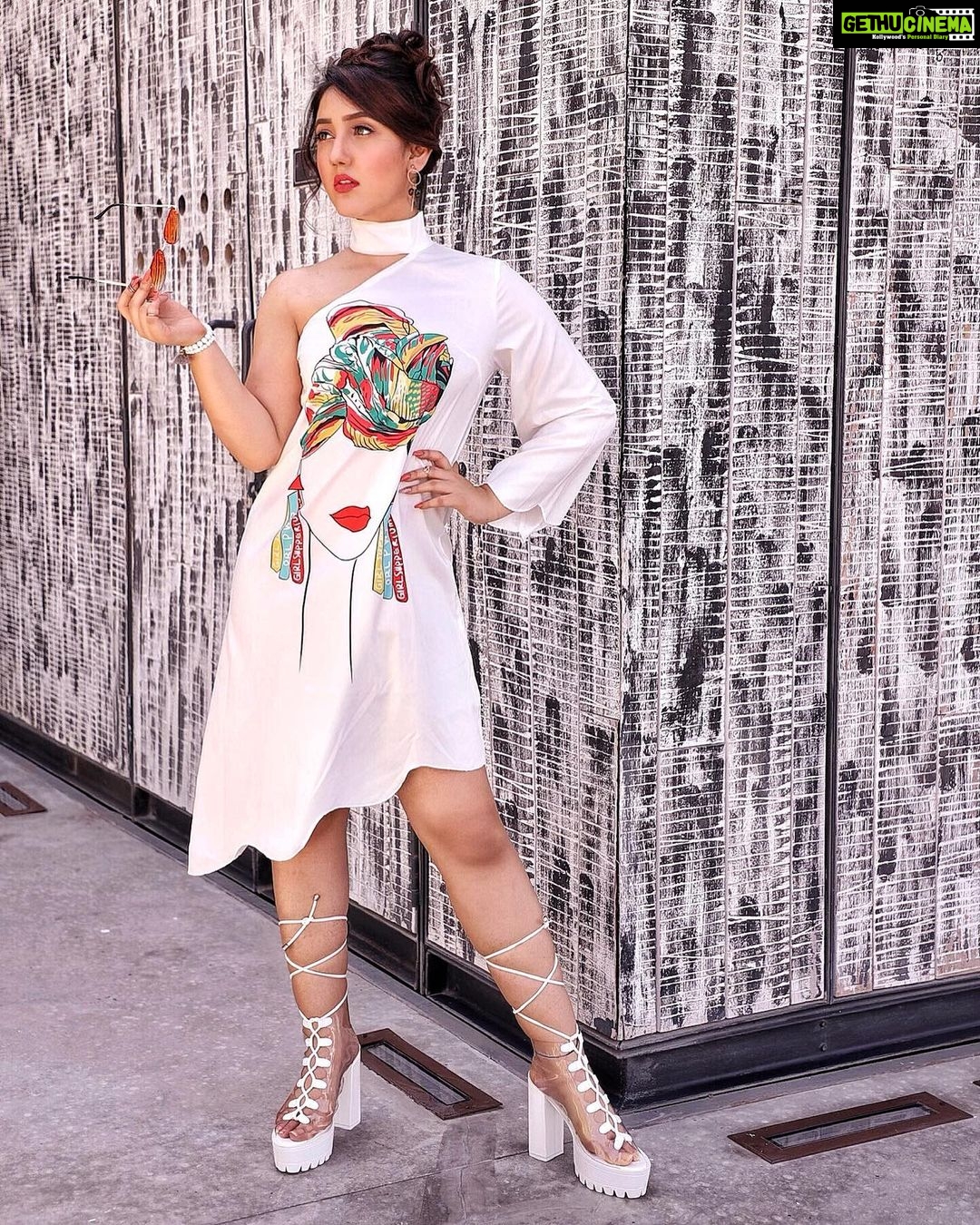 Ashnoor Kaur Instagram - Some women fear the fire, others simply become it🔥❤️ . . Outfit by @materialgbyprishakritika Styled by @dhartigulati Footwear by @zori.world #DubaiDiaries #travel #xoxo La Mer Dubai