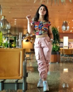 Ashnoor Kaur Instagram - She’s of the kind with sparkles in her eyes, tryna have a heart of gold along with a stardust soul💗
.
.
#AirportLook #WhatIWore #AboutYesterday #TravelDiaries