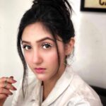 Ashnoor Kaur Instagram - Don’t bend your head, hold it high... And look at the world, straight in the eye🖤 . . #beconfident #beyouself #selfmotivation #whiteeyeliner #🤍