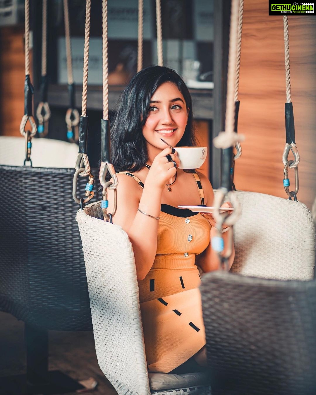 Ashnoor Kaur Instagram - A winner is a dreamer who never gives up! Good morning all🧡 . . I’m a coffee lover! Are you a chai or coffee person?