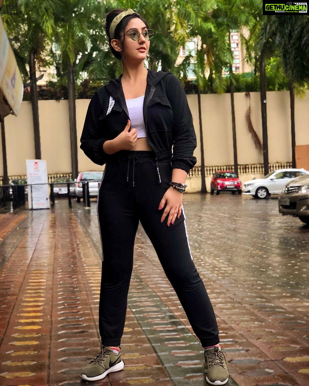 Ashnoor Kaur Instagram - Strive to be a proof, that one can walk through hell but still be an angel🖤 . . Wearing @closet.hues Glares @goldqueen_in 📸 @positive_minds_confident_souls