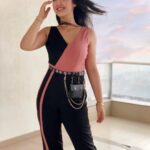Ashnoor Kaur Instagram - Udein jab jab zulfein meri💗 . . . #ootd #whatiwore #aboutyesterday Outfit @sewbery Bumbag @cusp_accessories Jewellery @goldqueen_in