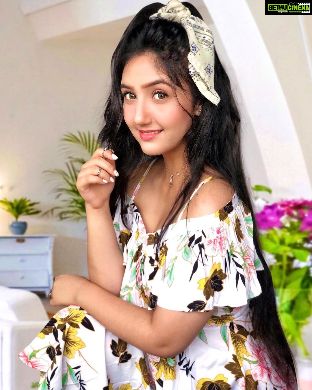 Ashnoor Kaur Instagram - Ocean blue eyes, looking in mine... I feel like I might, sink and drown and die🎶💗 . 1,2 or 3?