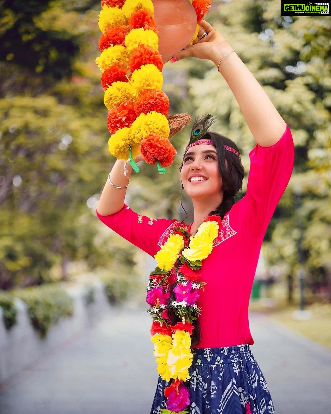 Ashnoor Kaur Instagram - माखन चोर, नंदकिशोर... बाँधी जिसने प्रीत की डोर❤️ Happy Janmashtami everyone! . #throwback #patialababes #happyjanmashtami