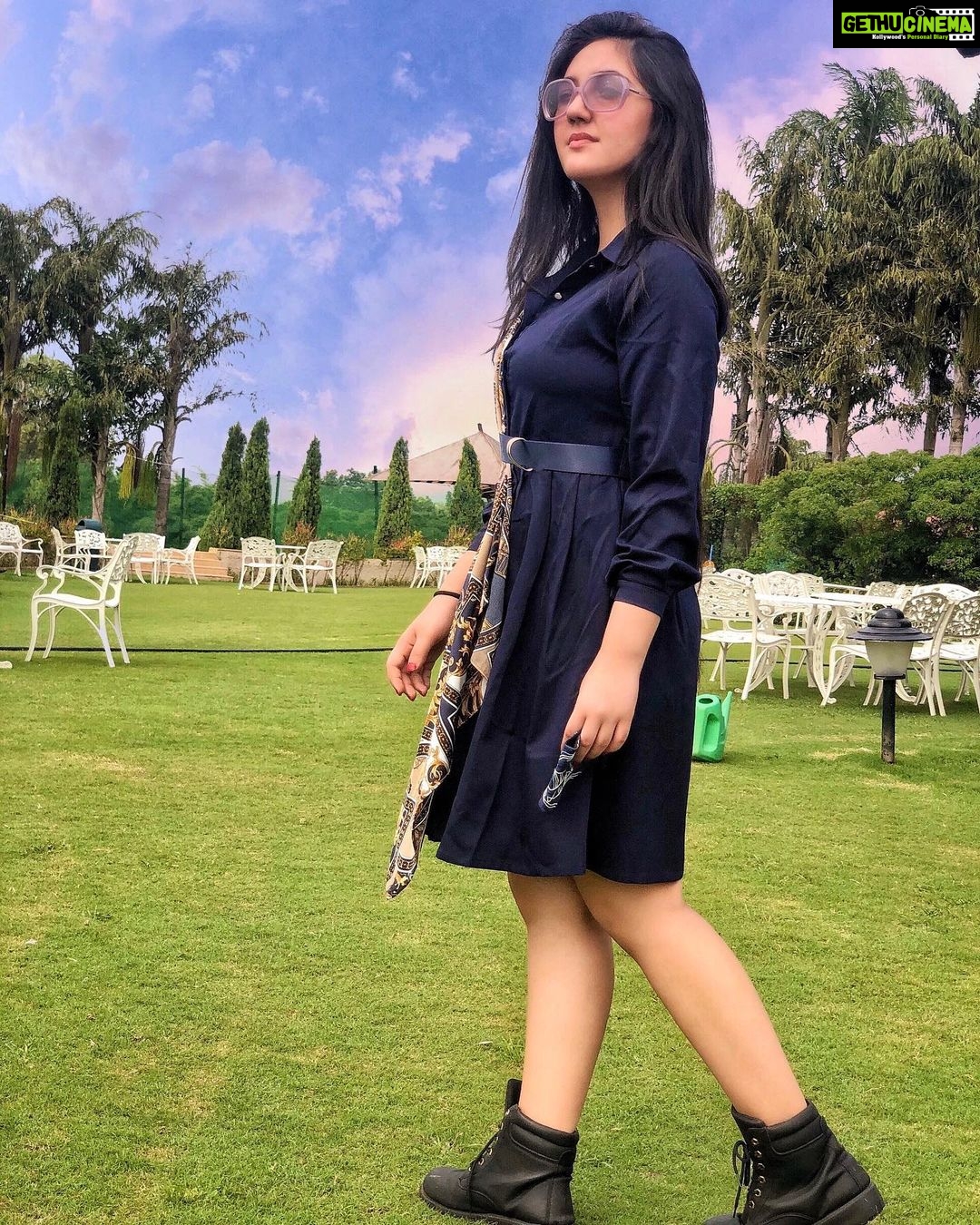 Ashnoor Kaur Instagram - Me realising:- 1) Monday is back #MondayBlues 2) Smiling coz who cares, it’s still gonna be the same boring lockdown day👅 #NoWorries And yes, #ILikeToStareAtGrass