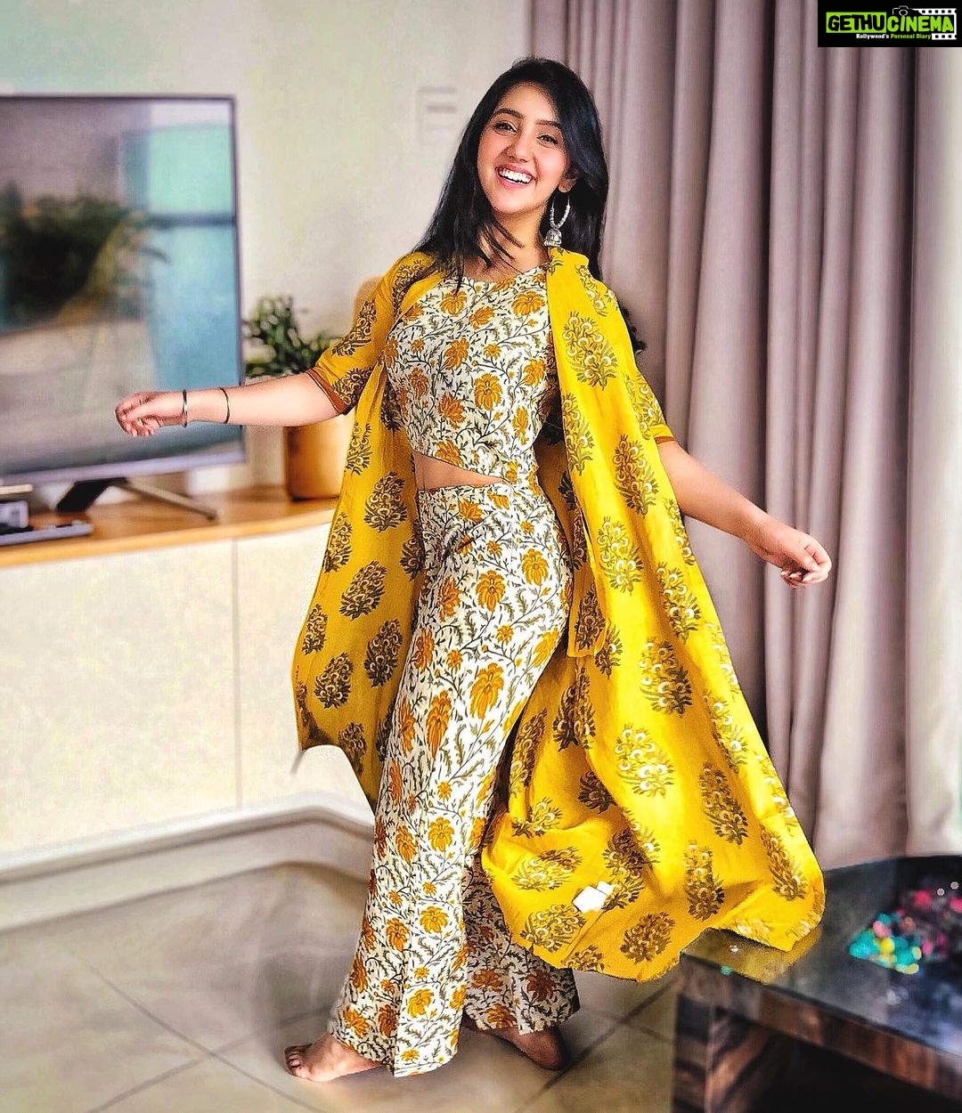 Ashnoor Kaur Instagram - Forever the girl who loves twirling💛 . Chose your fav... 1,2 or 3?