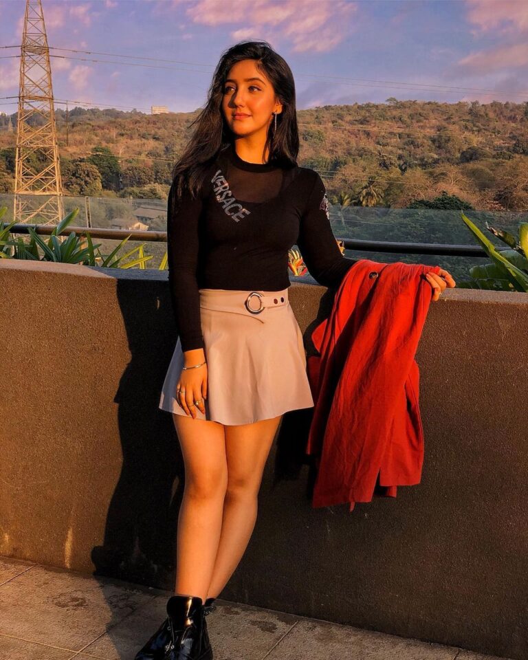 Ashnoor Kaur Instagram - Sunsets are proof that endings can be beautiful too❤️ #goldenhour #sunsetlover #believe #havefaith